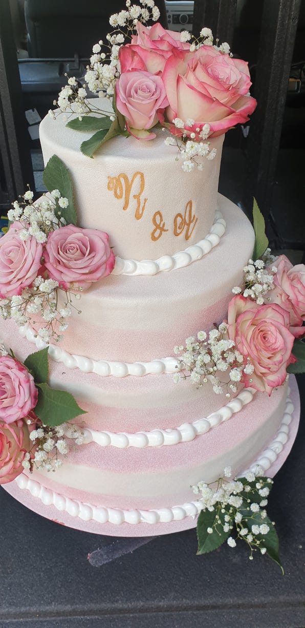 Hochzeitstorte in Rosé mit Rosen und Initialen
