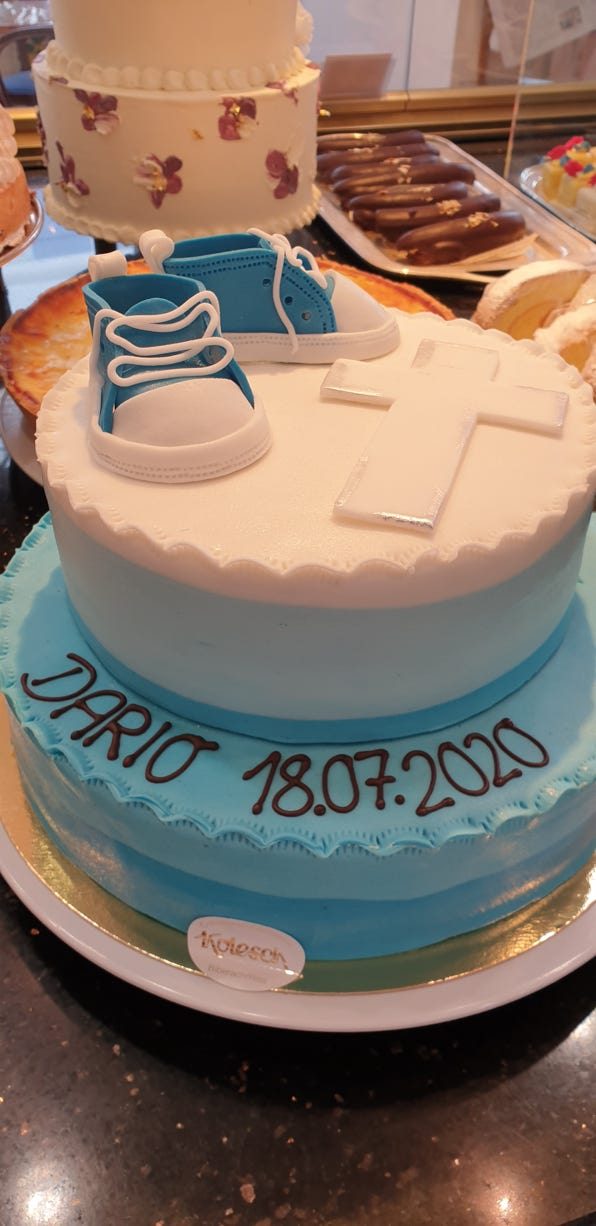Tauftorte mit Babyschuhen und Kreuz